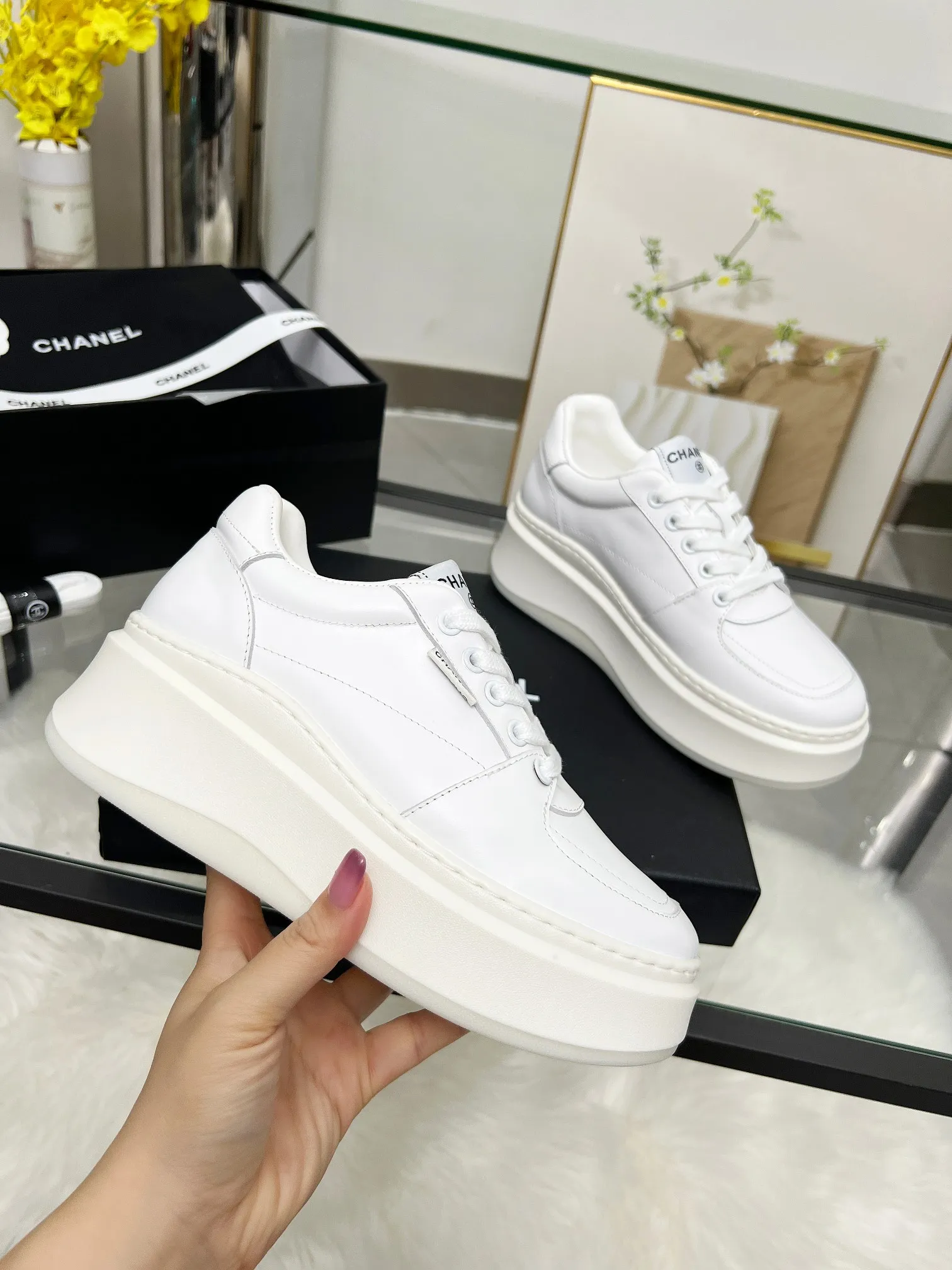 👟👟Ex-factory price 480👟👟 CHANEL 25C spring and summer new sports shoes official website is available at the same time ❤️ Counter out-of-stock kings. Major bloggers are recommending new styles on social days. This season’s new styles are simply eye-catching and look great on the feet. The casual casual sports style is refreshing and natural, interpreting Chanel’s fashionable femininity. The overall customization makes all sports models on the market at that time obsolete. This series is now available for sale! The upper is made of custom imported pebbled calf leather ➕ custom frosted calf leather. The lining is made of original one-to-one professionally customized mesh. Hardware accessories. Original full set of molds (not common in the market). Original custom molded TPU combination outsole. Height 4 cm. Women's size 35-39.